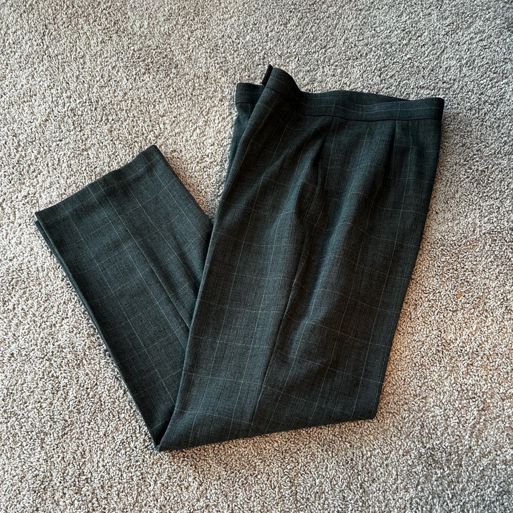 JM Collection Women’s Gray Trousers

Size 10